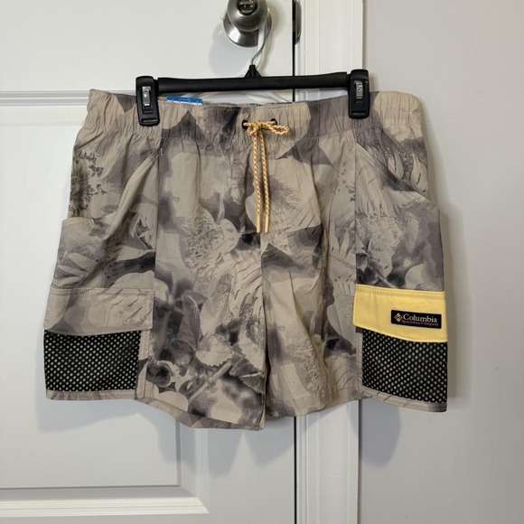 Columbia Women's Painted Peak Shorts 5 inch inseam NWT Size Large Lightweight - Picture 2 of 5